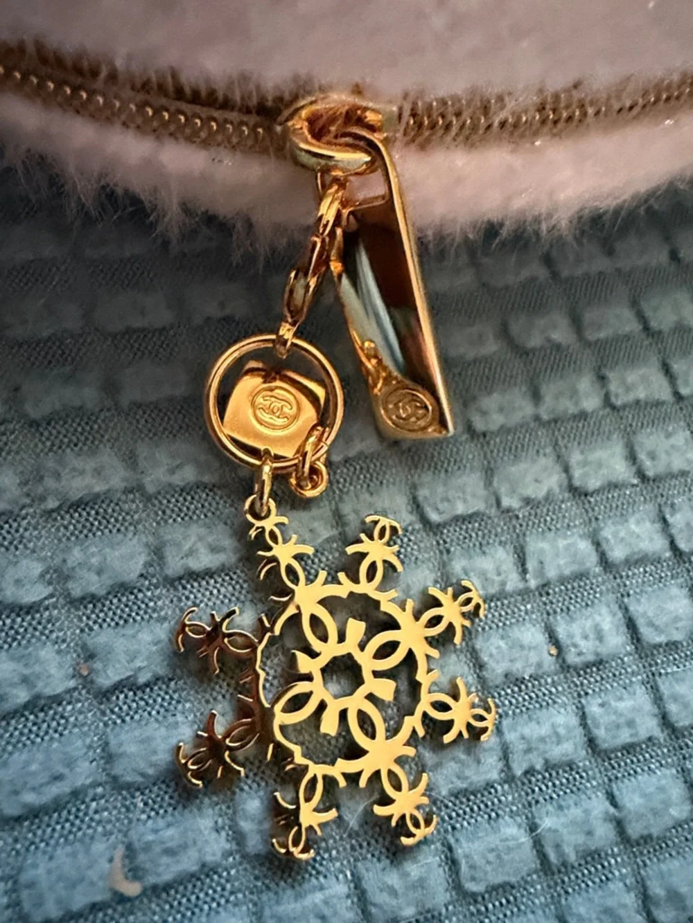 CHANEL Cream Round Cosmetic Pouch with Gold Logo - Picture 6 of 13